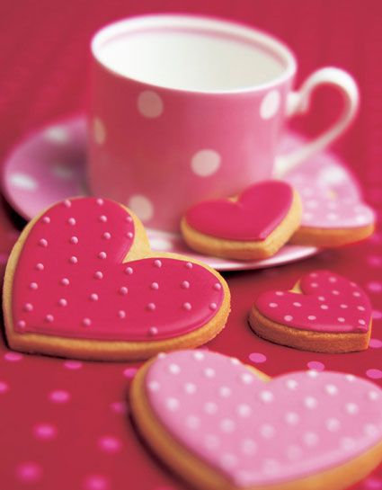 colazione e biscotti con glassa rosa 