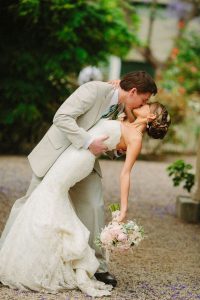foto bacio di matrimonio sposo e sposa