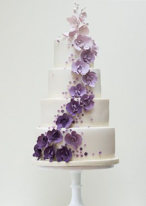 torta nuziale con fiori colorati viola