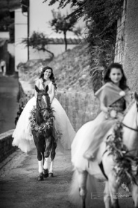 arrivo a cavallo della sposa