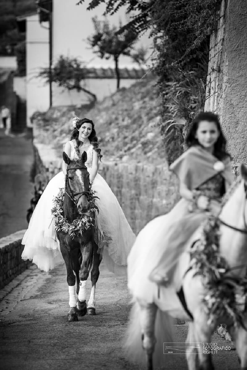 arrivo a cavallo della sposa