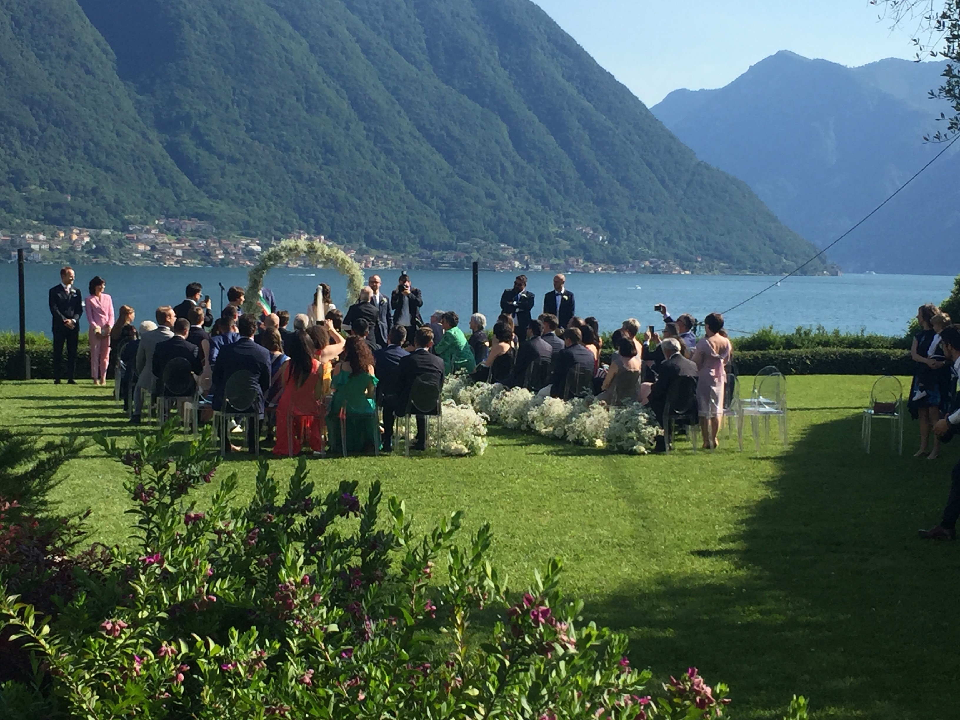 Matrimonio sul lago di Como con dettagli in plexiglass e argento