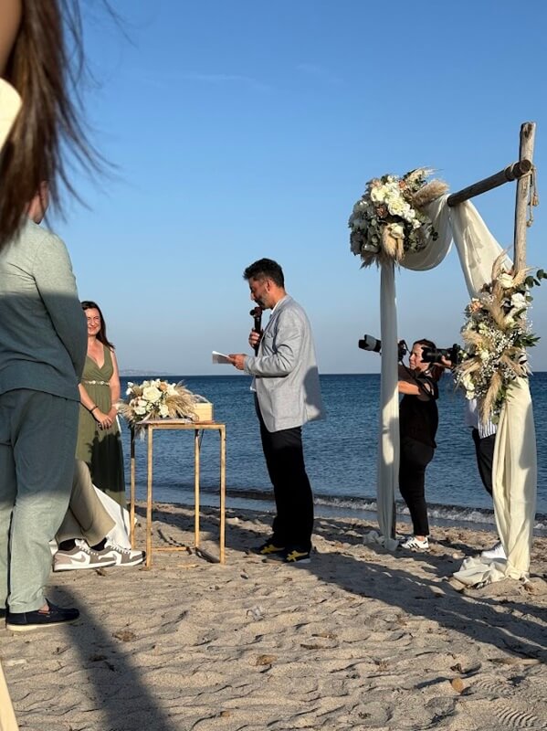 cerimonia simbolica in spiaggia